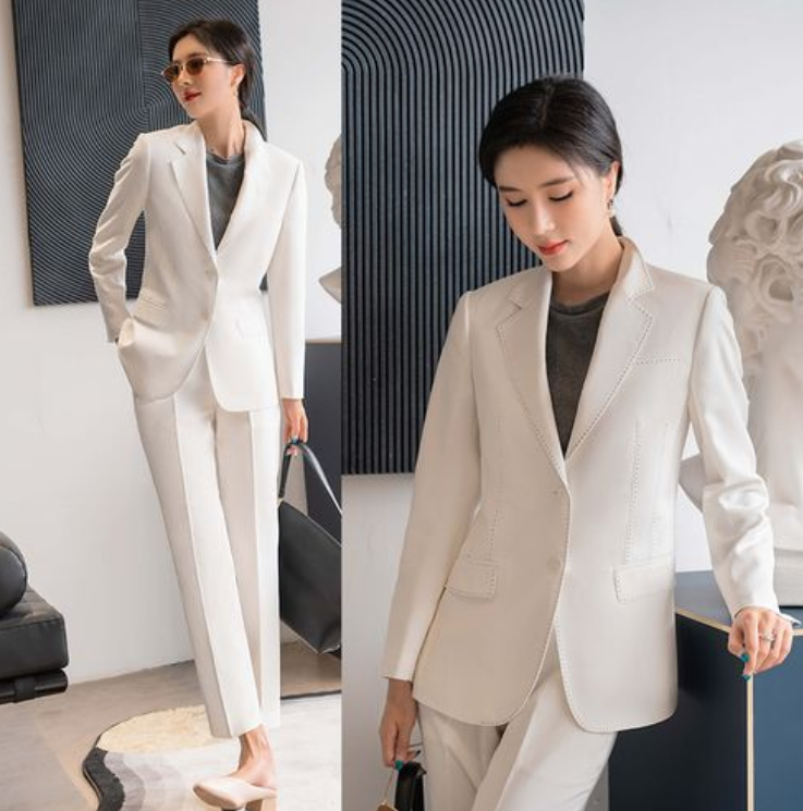 白色職業裝的魅力，需要絲襪和高跟鞋襯托